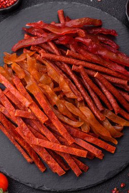 Kurutulmuş et, sopa şeklinde tuzlu, baharatlı ve çimento kaplı kuru balık.