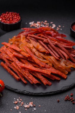 Kurutulmuş et, sopa şeklinde tuzlu, baharatlı ve çimento kaplı kuru balık.