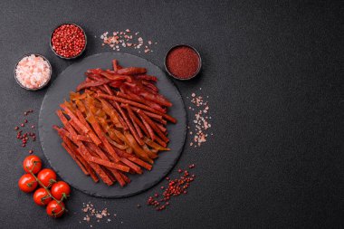 Kurutulmuş et, sopa şeklinde tuzlu, baharatlı ve çimento kaplı kuru balık.