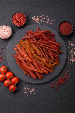 Kurutulmuş et, sopa şeklinde tuzlu, baharatlı ve çimento kaplı kuru balık.