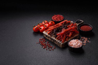 Kurutulmuş et, sopa şeklinde tuzlu, baharatlı ve çimento kaplı kuru balık.