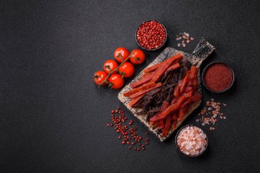 Kurutulmuş et, sopa şeklinde tuzlu, baharatlı ve çimento kaplı kuru balık.