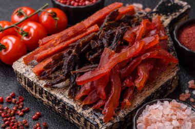 Kurutulmuş et, sopa şeklinde tuzlu, baharatlı ve çimento kaplı kuru balık.