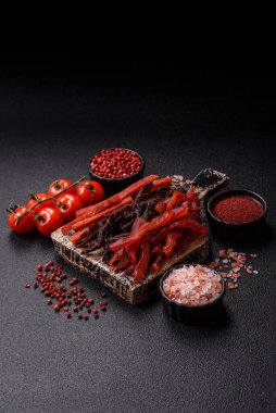 Kurutulmuş et, sopa şeklinde tuzlu, baharatlı ve çimento kaplı kuru balık.