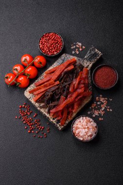 Kurutulmuş et, sopa şeklinde tuzlu, baharatlı ve çimento kaplı kuru balık.