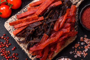 Kurutulmuş et, sopa şeklinde tuzlu, baharatlı ve çimento kaplı kuru balık.