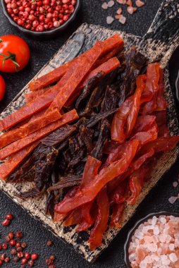 Kurutulmuş et, sopa şeklinde tuzlu, baharatlı ve çimento kaplı kuru balık.