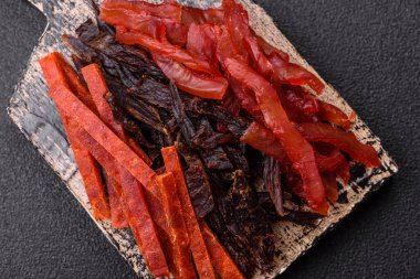 Kurutulmuş et, sopa şeklinde tuzlu, baharatlı ve çimento kaplı kuru balık.