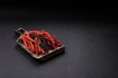 Kurutulmuş et, sopa şeklinde tuzlu, baharatlı ve çimento kaplı kuru balık.