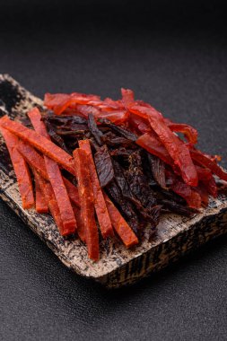 Kurutulmuş et, sopa şeklinde tuzlu, baharatlı ve çimento kaplı kuru balık.