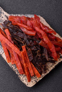 Kurutulmuş et, sopa şeklinde tuzlu, baharatlı ve çimento kaplı kuru balık.