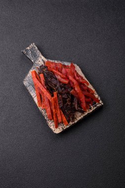 Kurutulmuş et, sopa şeklinde tuzlu, baharatlı ve çimento kaplı kuru balık.