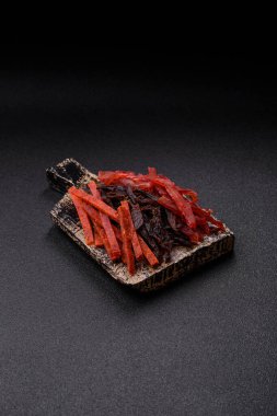 Kurutulmuş et, sopa şeklinde tuzlu, baharatlı ve çimento kaplı kuru balık.