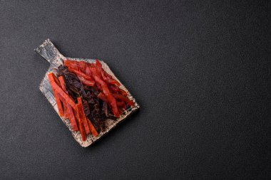 Kurutulmuş et, sopa şeklinde tuzlu, baharatlı ve çimento kaplı kuru balık.