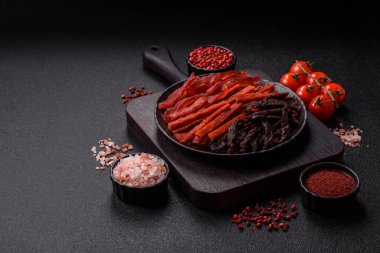 Kurutulmuş et, sopa şeklinde tuzlu, baharatlı ve çimento kaplı kuru balık.