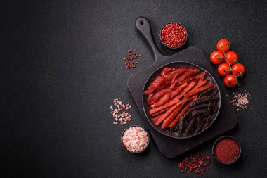 Kurutulmuş et, sopa şeklinde tuzlu, baharatlı ve çimento kaplı kuru balık.