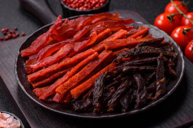 Kurutulmuş et, sopa şeklinde tuzlu, baharatlı ve çimento kaplı kuru balık.