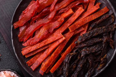 Kurutulmuş et, sopa şeklinde tuzlu, baharatlı ve çimento kaplı kuru balık.