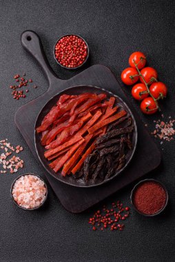 Kurutulmuş et, sopa şeklinde tuzlu, baharatlı ve çimento kaplı kuru balık.