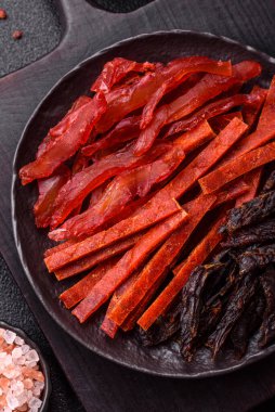 Kurutulmuş et, sopa şeklinde tuzlu, baharatlı ve çimento kaplı kuru balık.