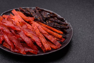 Kurutulmuş et, sopa şeklinde tuzlu, baharatlı ve çimento kaplı kuru balık.