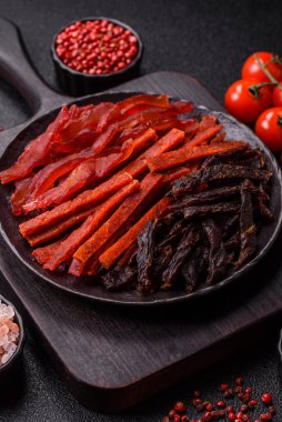 Kurutulmuş et, sopa şeklinde tuzlu, baharatlı ve çimento kaplı kuru balık.