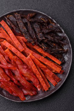 Kurutulmuş et, sopa şeklinde tuzlu, baharatlı ve çimento kaplı kuru balık.