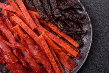 Kurutulmuş et, sopa şeklinde tuzlu, baharatlı ve çimento kaplı kuru balık.