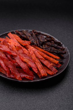 Kurutulmuş et, sopa şeklinde tuzlu, baharatlı ve çimento kaplı kuru balık.