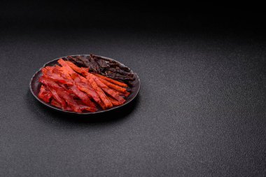 Kurutulmuş et, sopa şeklinde tuzlu, baharatlı ve çimento kaplı kuru balık.