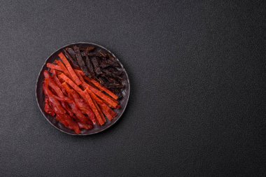 Kurutulmuş et, sopa şeklinde tuzlu, baharatlı ve çimento kaplı kuru balık.