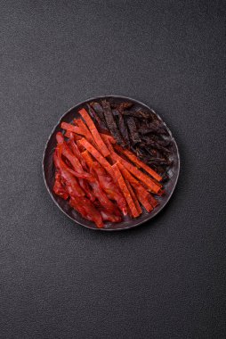 Kurutulmuş et, sopa şeklinde tuzlu, baharatlı ve çimento kaplı kuru balık.