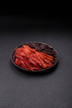 Kurutulmuş et, sopa şeklinde tuzlu, baharatlı ve çimento kaplı kuru balık.