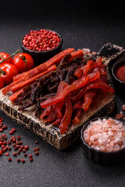 Kurutulmuş et, sopa şeklinde tuzlu, baharatlı ve çimento kaplı kuru balık.