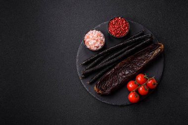 Tuzlu, baharatlı ve çimento kaplı at eti sosisi.