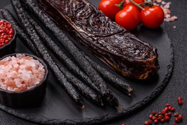 Tuzlu, baharatlı ve çimento kaplı at eti sosisi.