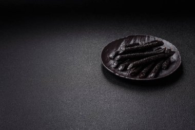 Tuzlu, baharatlı ve çimento kaplı at eti sosisi.