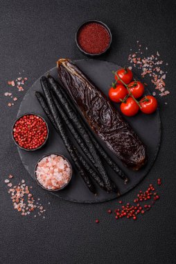 Tuzlu, baharatlı ve çimento kaplı at eti sosisi.