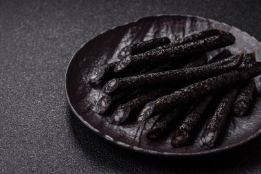 Tuzlu, baharatlı ve çimento kaplı at eti sosisi.