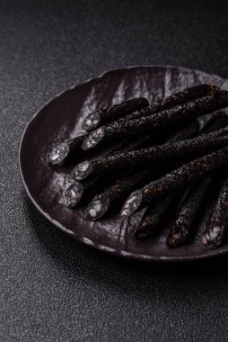 Tuzlu, baharatlı ve çimento kaplı at eti sosisi.