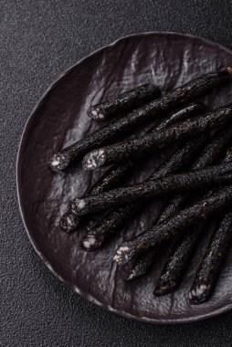 Tuzlu, baharatlı ve çimento kaplı at eti sosisi.