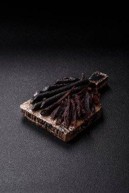 Tuzlu, baharatlı ve çimento kaplı at eti sosisi.