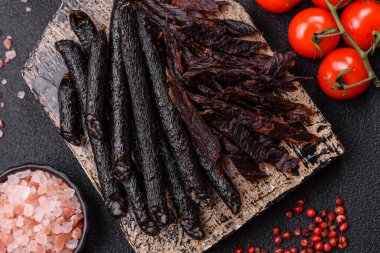 Tuzlu, baharatlı ve çimento kaplı at eti sosisi.