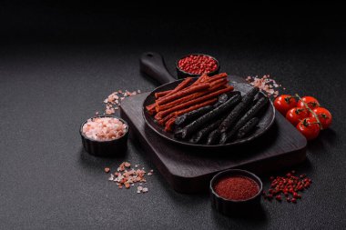 Tuzlu, baharatlı ve çimento kaplı at eti sosisi.