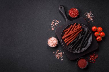 Tuzlu, baharatlı ve çimento kaplı at eti sosisi.