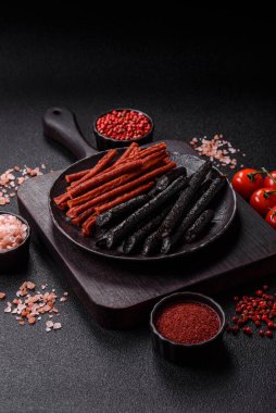 Tuzlu, baharatlı ve çimento kaplı at eti sosisi.