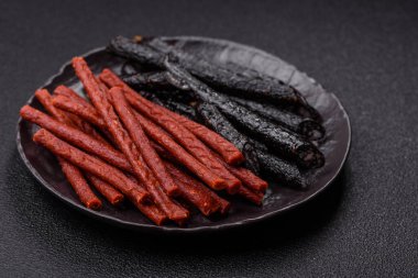 Tuzlu, baharatlı ve çimento kaplı at eti sosisi.