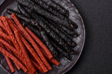 Tuzlu, baharatlı ve çimento kaplı at eti sosisi.