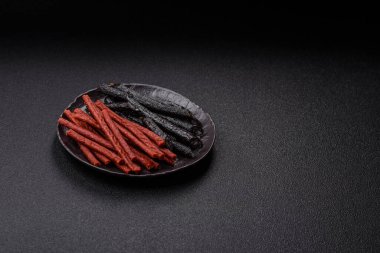 Tuzlu, baharatlı ve çimento kaplı at eti sosisi.