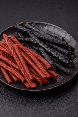 Tuzlu, baharatlı ve çimento kaplı at eti sosisi.